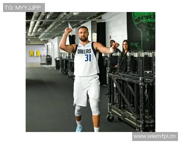 克莱上半场状态低迷仅得5分三分球命中率惨淡 克莱上半场状态低迷仅得5分三分球命中率惨淡