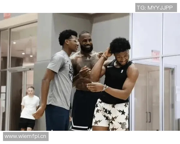 詹姆斯身穿布莱斯大学6号球衣到场观赛令老父亲倍感骄傲与自豪