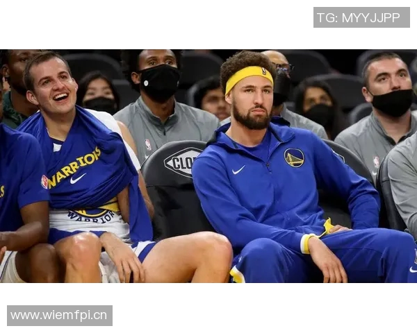 克莱女友晒拉布布穿球衣秀恩爱引发网友热议与羡慕