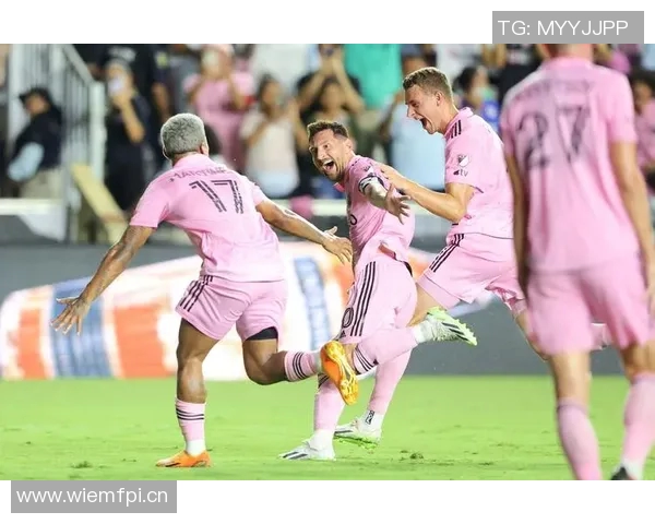 梅西怒斥裁判任意球争议现场频繁摆球与手势互动引发热议