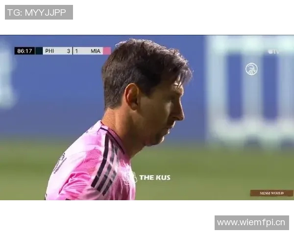 梅西怒斥裁判任意球争议现场频繁摆球与手势互动引发热议